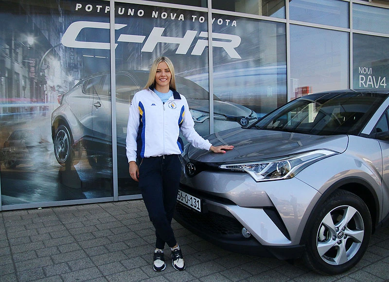 Amina Kajtaz vozi novu Toyotu C-HR
