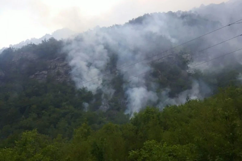 VIDEO | Na Čvrsnici ugrožena naselja; uslijed požara eksplodirala ubojita sredstva