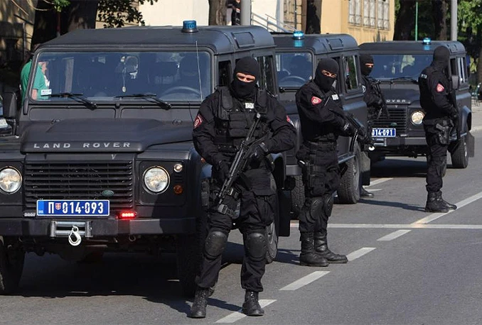 Talačka kriza u Srbiji: Zabarikadirani u podrumu zgrade predali pušku i bombu