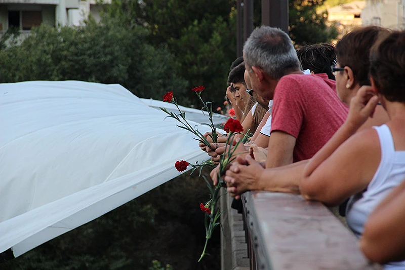Mostar: Bacanjem 71 karanfila u Neretvu odana počast žrtvama Srebrenice