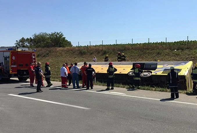 VIDEO | Srbija: Prevrnuo se poljski autobus pun djece, jedna osoba poginula