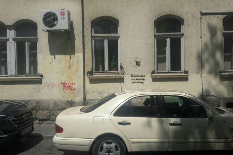 Išarali zgradu Ustavnog suda RS u središtu Banja Luke grafitima o Srebrenici 