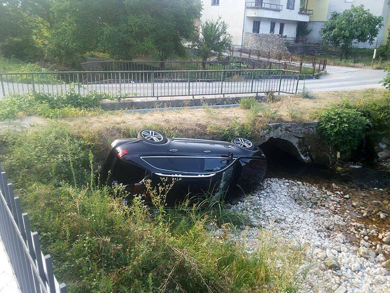Audi  sletio u korito Radobolje 
