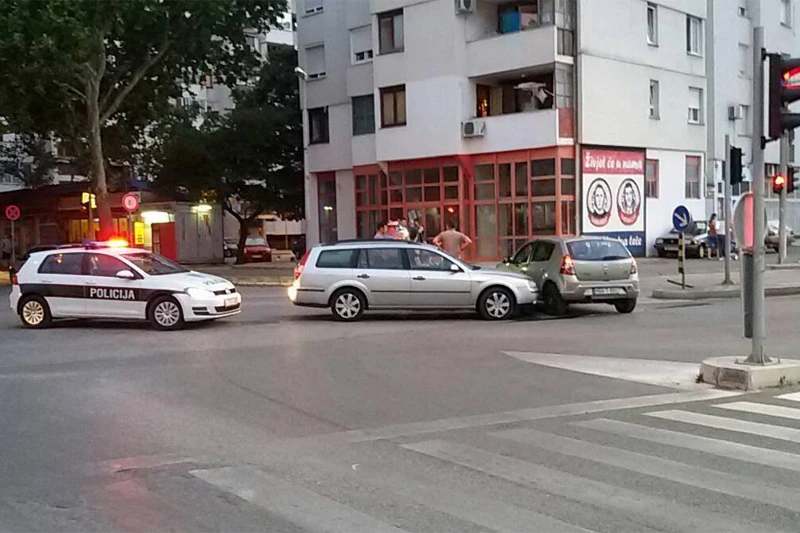 Vrh Avenije: Sudar Forda i Dacie