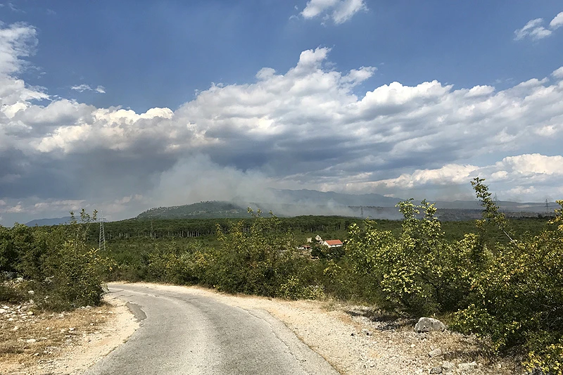Vjetar okrenuo požar prema kućama u Miljkovićima