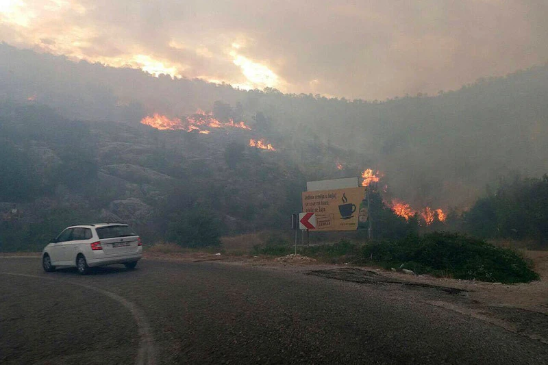 Vatra se spustila do Kobilovače, otežano prometovanje