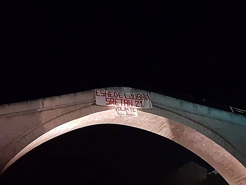 Osvanula čestitka na Starom mostu