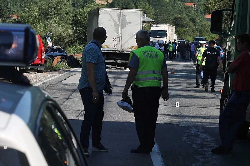 Žepče: U sudaru kamiona i dva osobna automobila poginula jedna osoba