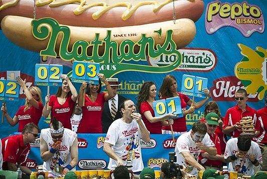 VIDEO | Kakav proždrljivac: Progutao 72 hot-doga za 10 minuta 