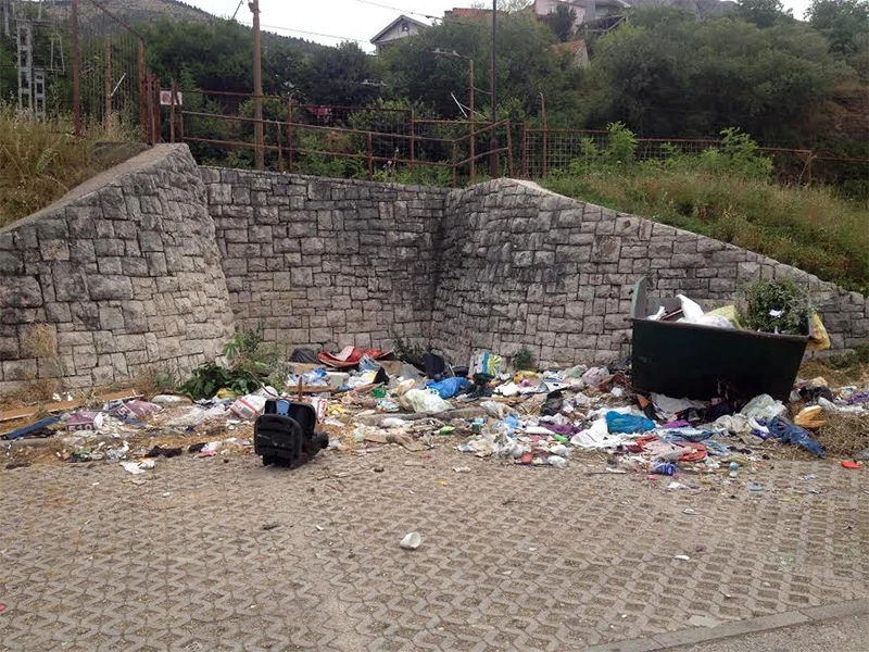 Mostar: Smeće počelo zauzimati parking mjesta