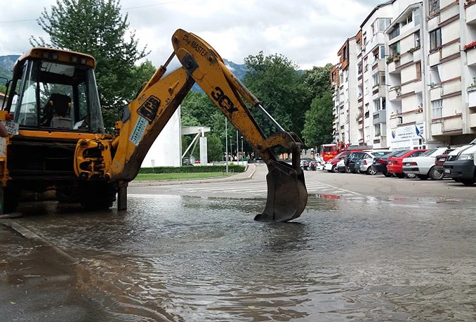 VIDEO | Jablanica: Pukla vodovodna cijev, voda se izlila na M-17