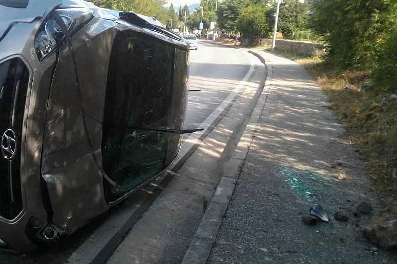 Široki Brijeg - Mostar: Prevrnuo se automobil