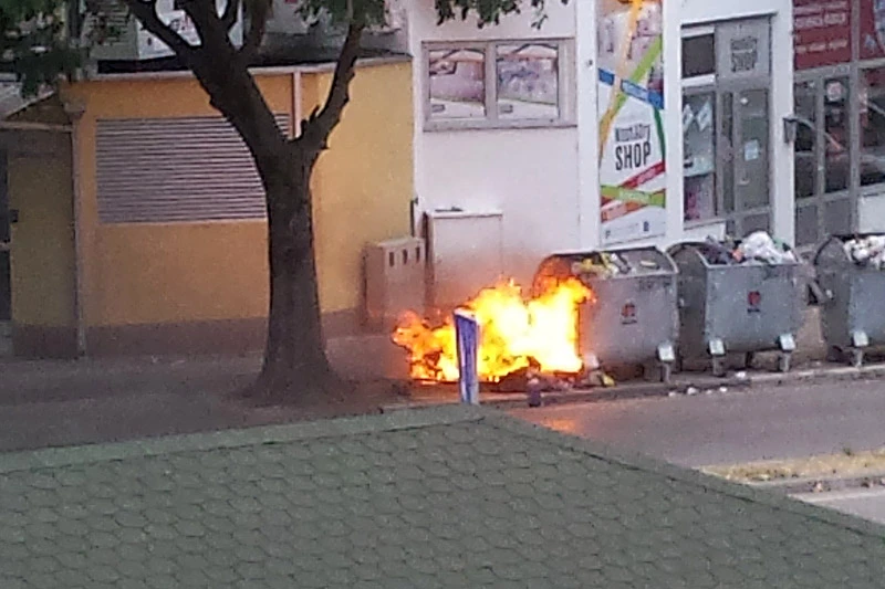 Mostar: Gorio otpad ispred ureda Operativnog centra CZ HNŽ-a