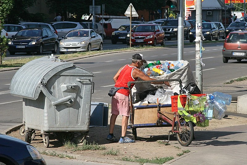 Angažirali čuvare da čuvaju kontejnere, Romi se žale