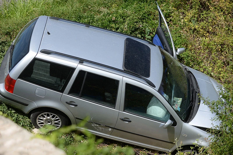 Široki Brijeg: Golf nakon sudara završio u jarku