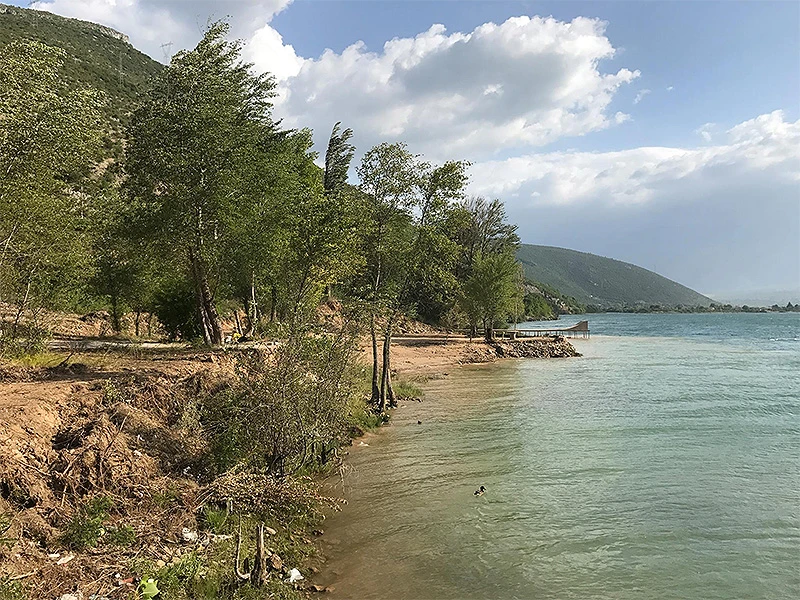 FOTO/VIDEO: Građani uređuju plažu na Mostarskom jezeru