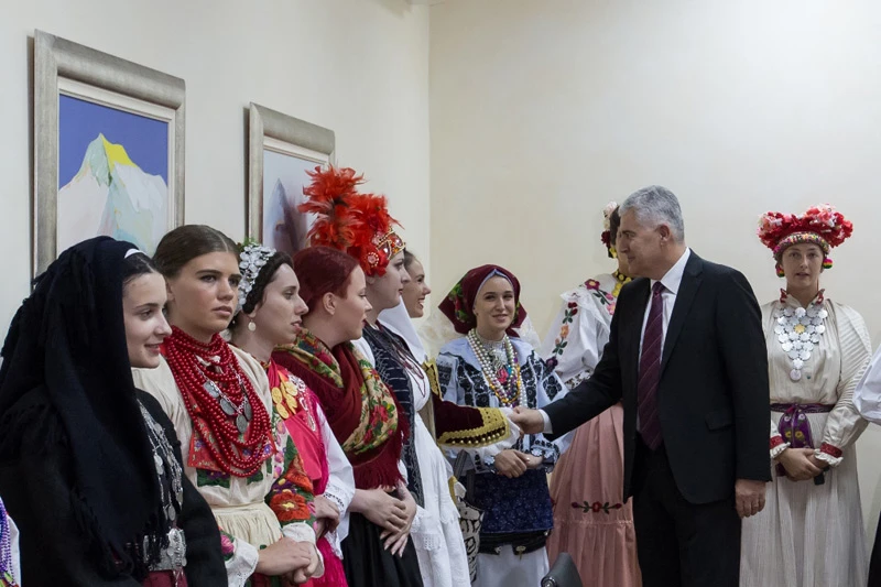 Čović primio najljepše Hrvatice u tradicijskoj odjeći