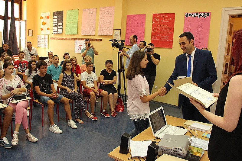 HNŽ: Učenici u akciji ''Neka i torba zdravlje čuva''
