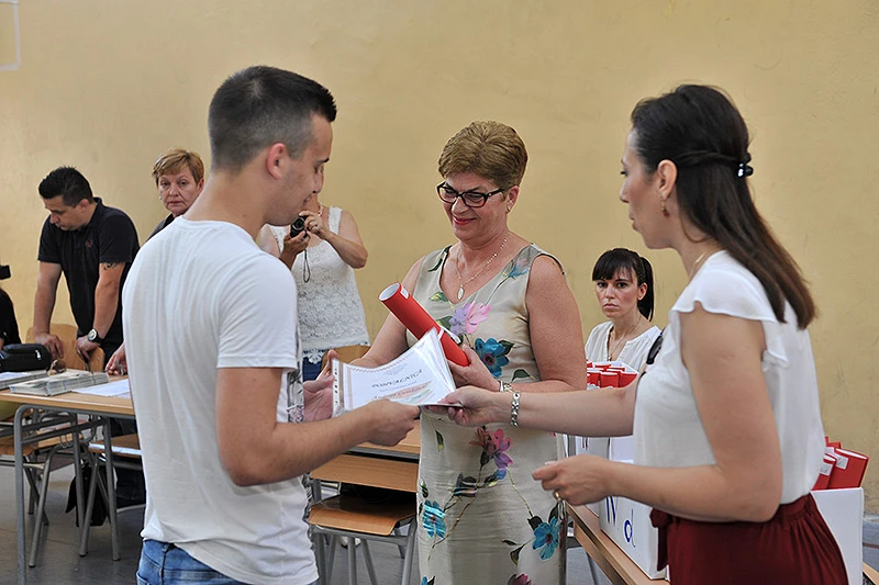 Srednja ekonomska škola: Maturantima uručene svjedodžbe