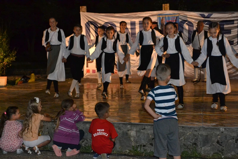 Kočerinom kolo igra, a pisma se ori