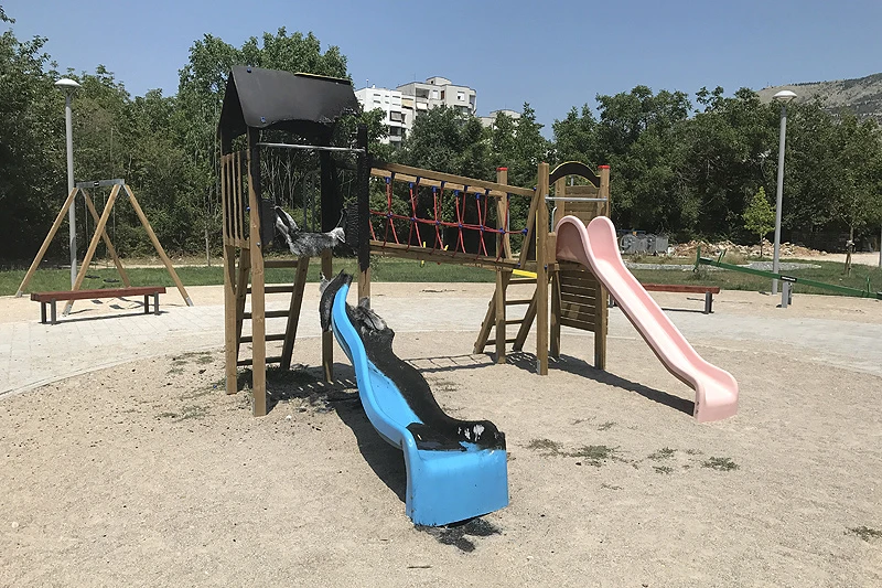 Opet zapaljen tobogan ispred Lutkarskog kazališta u Mostaru