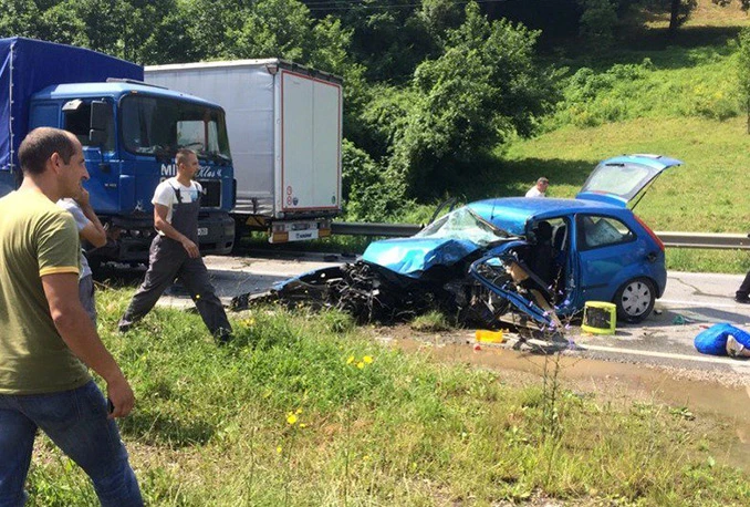 U strahovitom sudaru četiri vozila, teško ozlijeđene dvije osobe