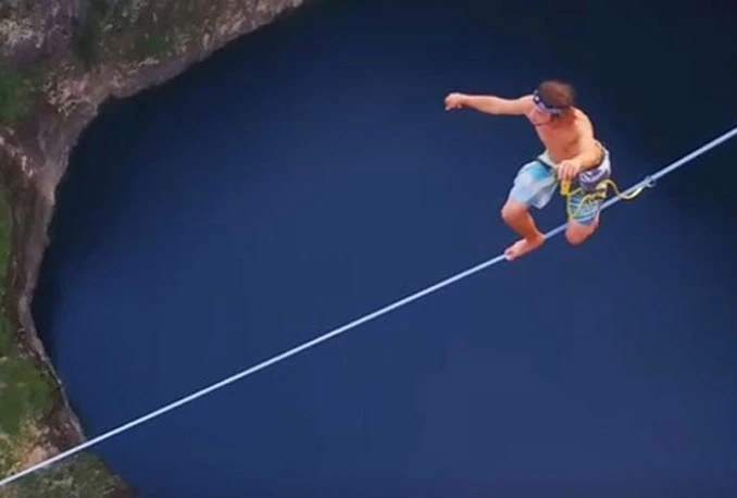 VIDEO | Austrijanci prešli provaliju iznad Crvenog jezera na žici