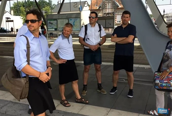 Francuskim vozačima zabranili dolazak u šorcu, pa došli na posao u suknji 