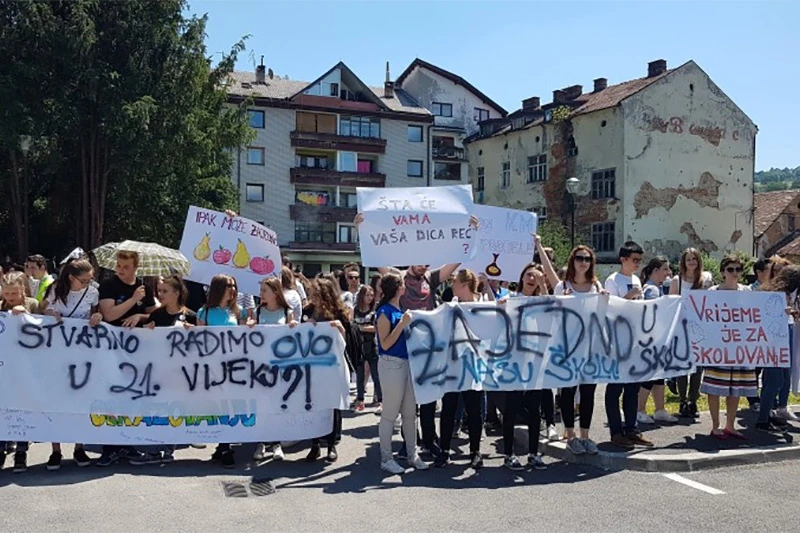 Đaci prosvjedovali protiv dvije škole pod jednim krovom