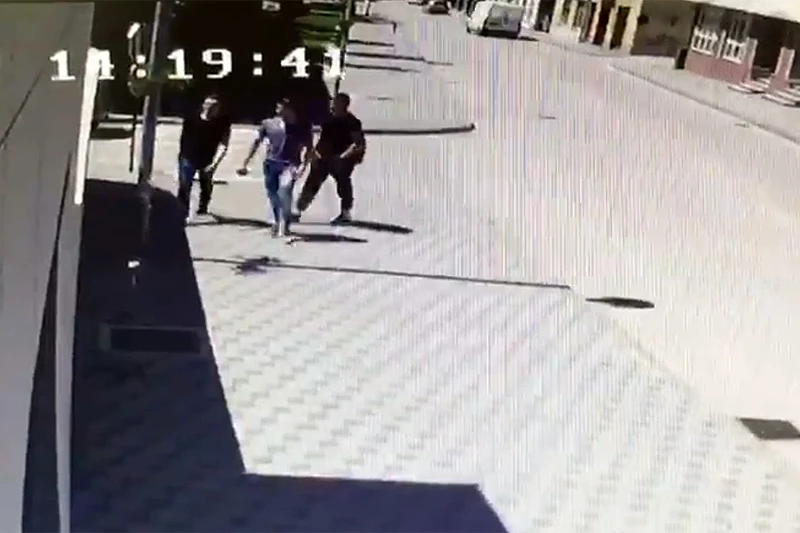 Maloljetnici uništili cvijeće pored džamije