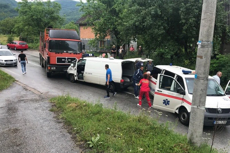 U sudaru sanitetskog vozila i kamiona poginula jedna osoba