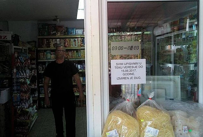 Djevojka išla od trgovine do trgovine i platila tuđe dugove