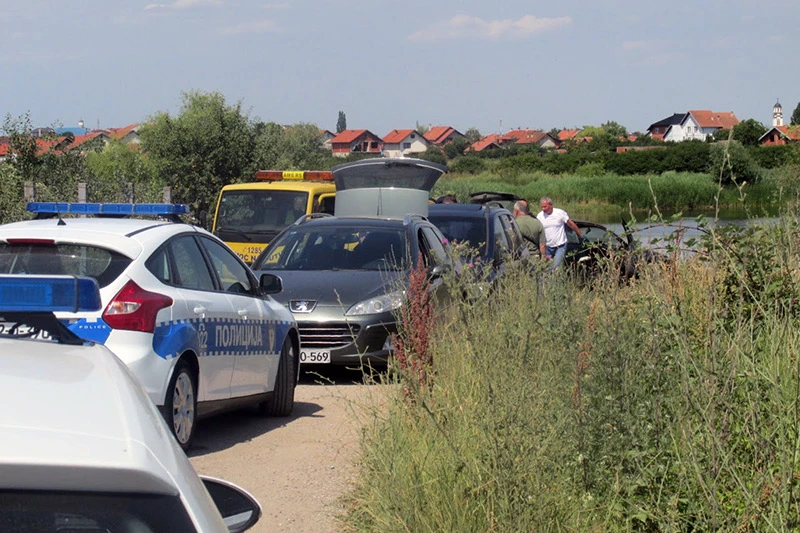 Dva muškarca poginula u slijetanju auta u jezero