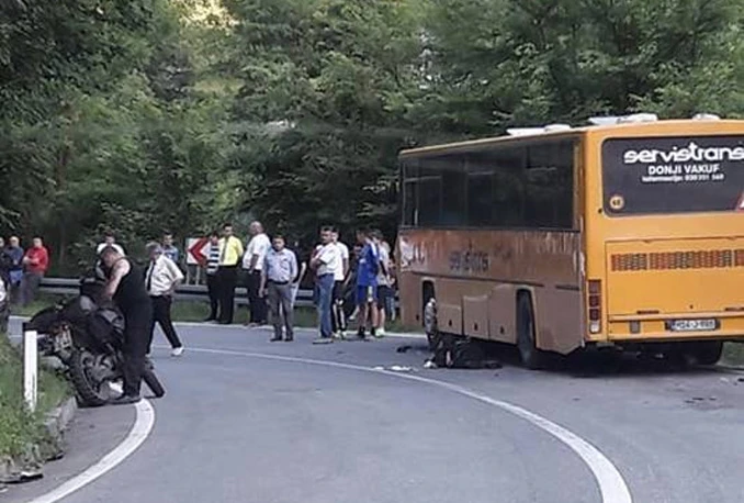 Motociklist podletio pod autobus i preminuo na mjestu nesreće