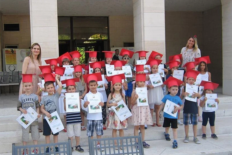 Maleni čitatelji dobili diplome za sudjelovanje u Jezičnim igrama i Maštaonici 