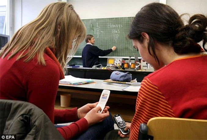 Ravnateljica učenicima nudi sto dolara ako ne koriste telefone jedan dan tjedno