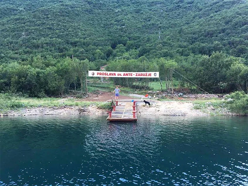 Splavom preko jezera Salakovac na proslavu sv. Antuna