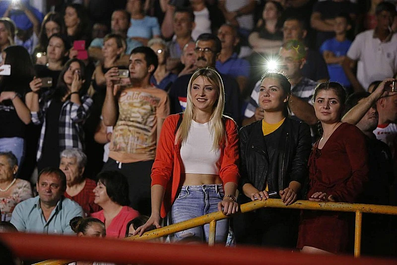 Koncert podrške šestorci: S Thompsonom i Bulićem pjevalo 10 tisuća ljudi