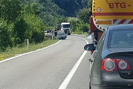 Dvije osobe ozlijeđene u prevrtanju automobila na Buni