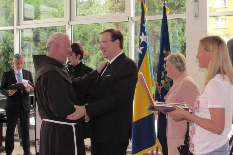 Čuvati BiH u kojoj se mjesec i zvijezde dodiruju s krstom i križom