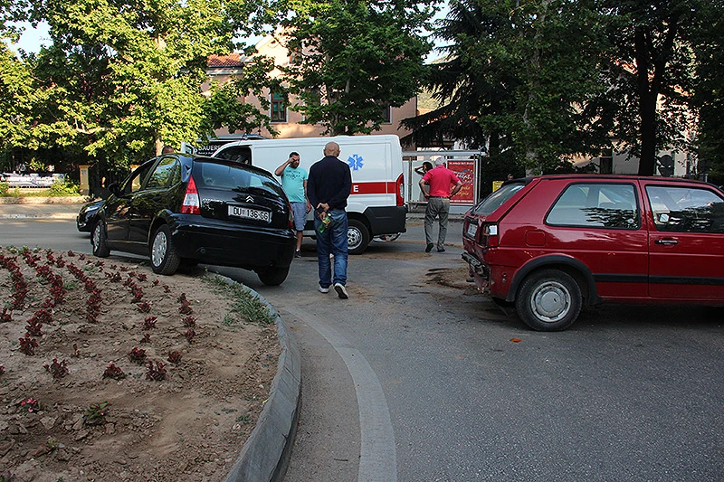 Mostar: Nakon sudara Citroen završio u kružnom toku