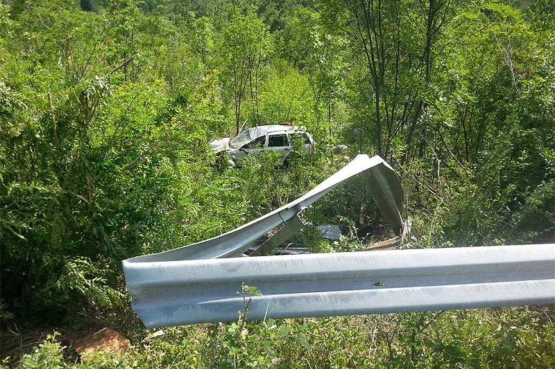 Široki Brijeg-Posušje: Nakon teškog sudara automobil sletio u provaliju