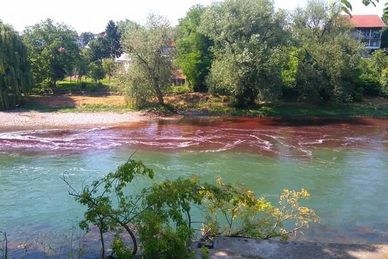 VIDEO | Nepoznata crvena tekućina u Vrbasu!