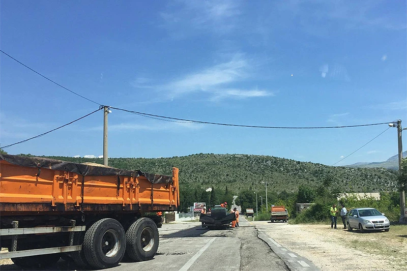 Krpe se rupe na cesti od Mostara prema Čitluku
