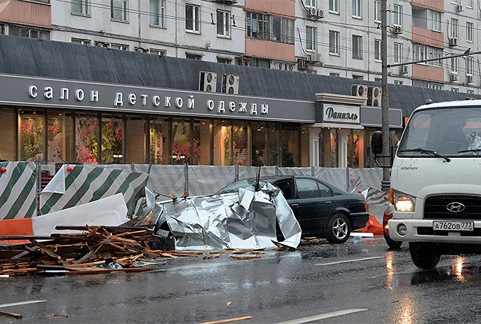 U oluji u Moskvi poginulo 13 osoba, desetine ozlijeđeno