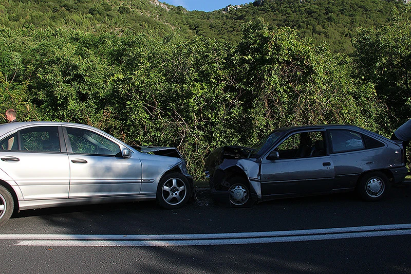 Sudar tri automobila i cisterne kod Mostara