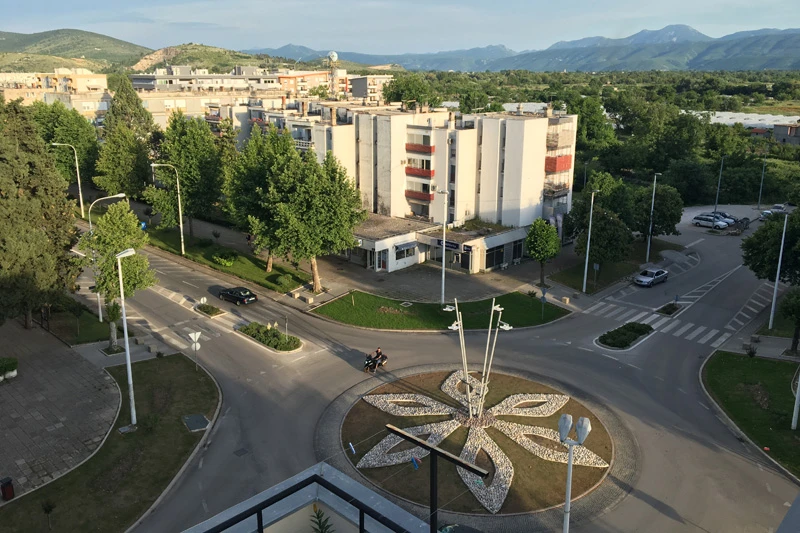 Postavljen veliki kameni cvijet na kružnom toku u Čapljini