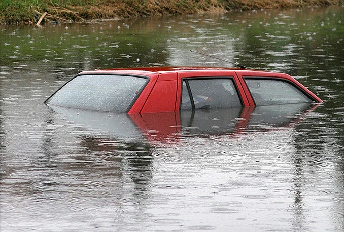 Nevrijeme potopilo prometnice i automobile