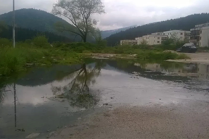 Pored Doma zdravlja i vrtića: Kroz centar Glamoča protiče kanalizacija
