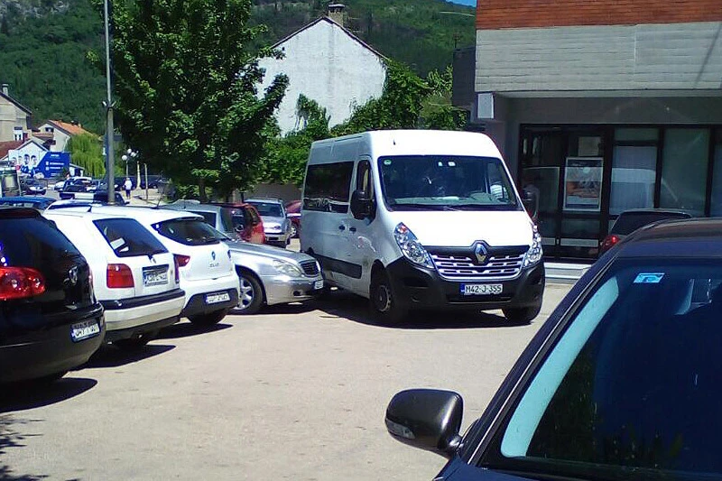 Široki Brijeg: Kombi ''zakačio'' Mercedes
